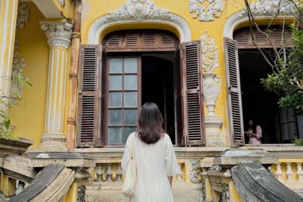 Trang phục mang hơi hướng retro rất th&iacute;ch hợp cho khung cảnh ở Huế